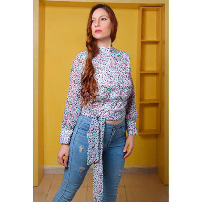 تصویر  شومیز جلو گره زمینه سفید با طرح های یاسی رنگ